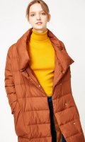 Оранжевое зимнее пуховое пальто с отложным вортником 